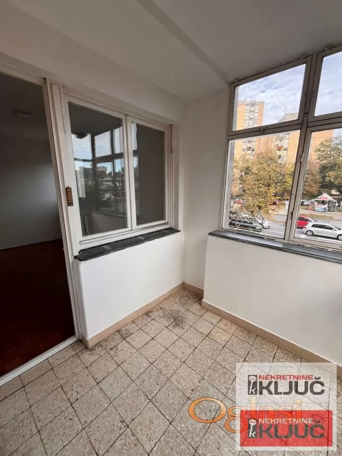 LIMAN III-NENAMEŠTEN TROIPOSOBAN STAN 9