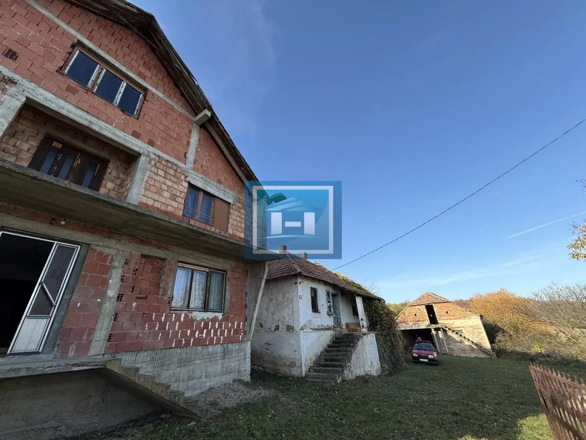 Na prodaju prostrano imanje u selu Crnče – idealno za život ili investiciju 1