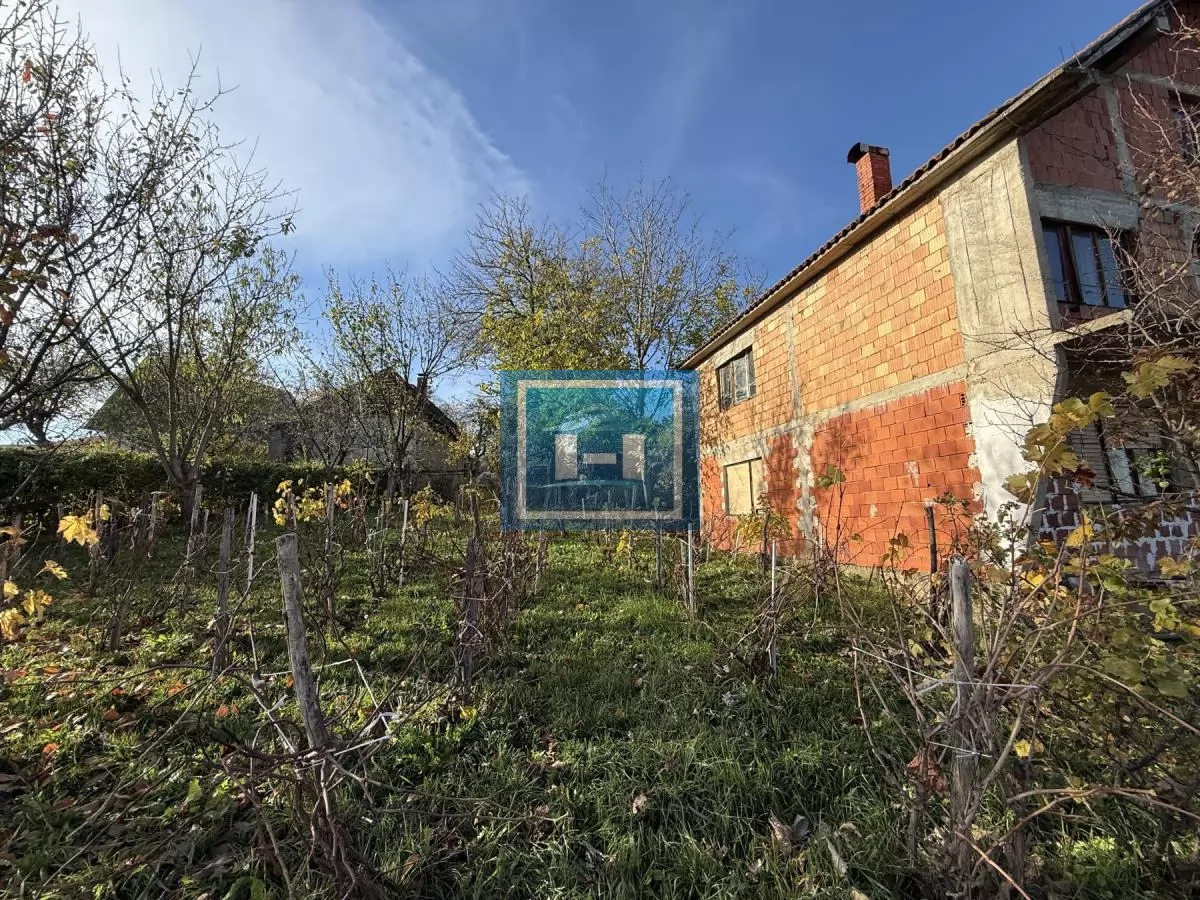 Na prodaju prostrano imanje u selu Crnče – idealno za život ili investiciju 10