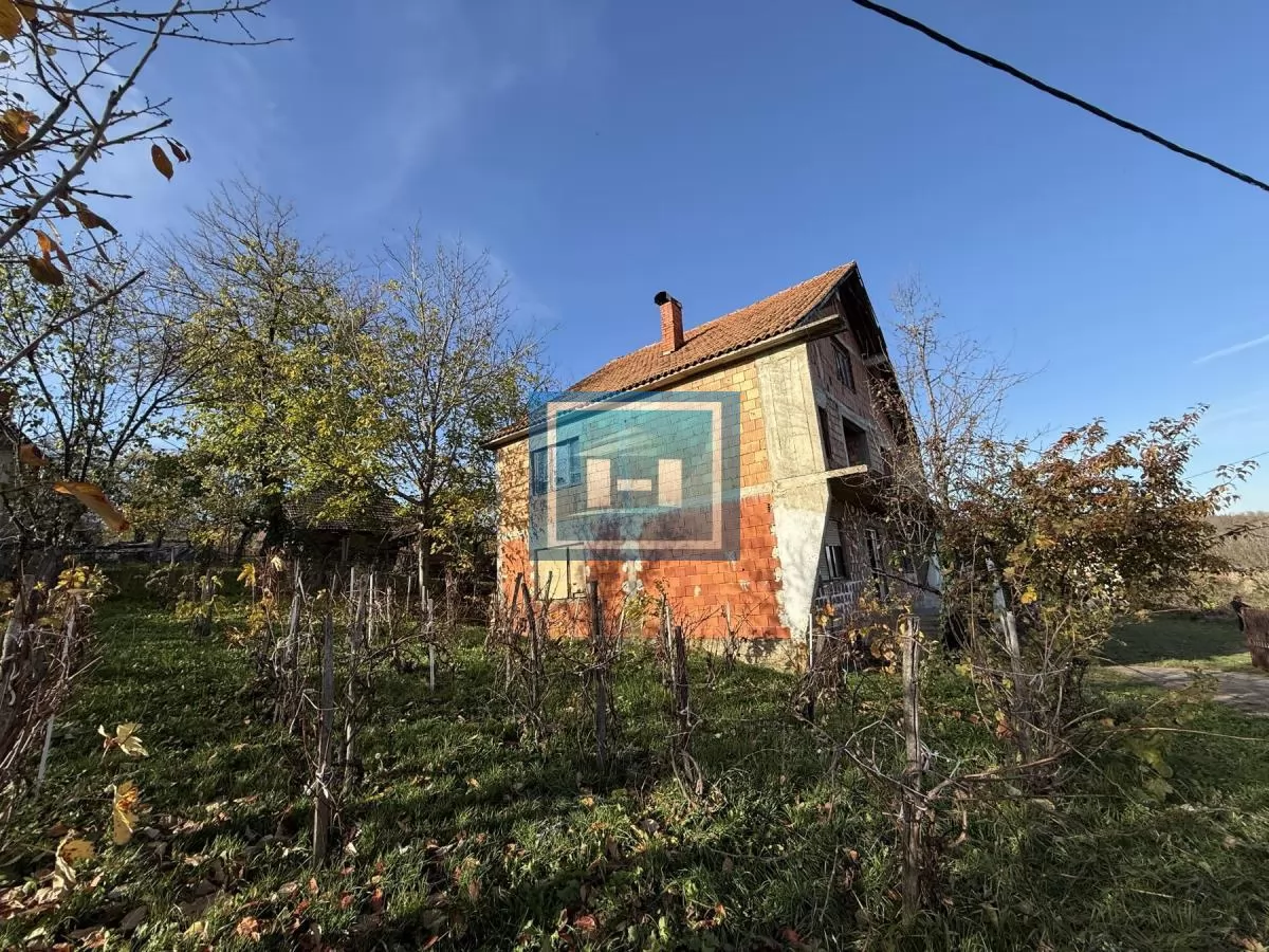 Na prodaju prostrano imanje u selu Crnče – idealno za život ili investiciju 12