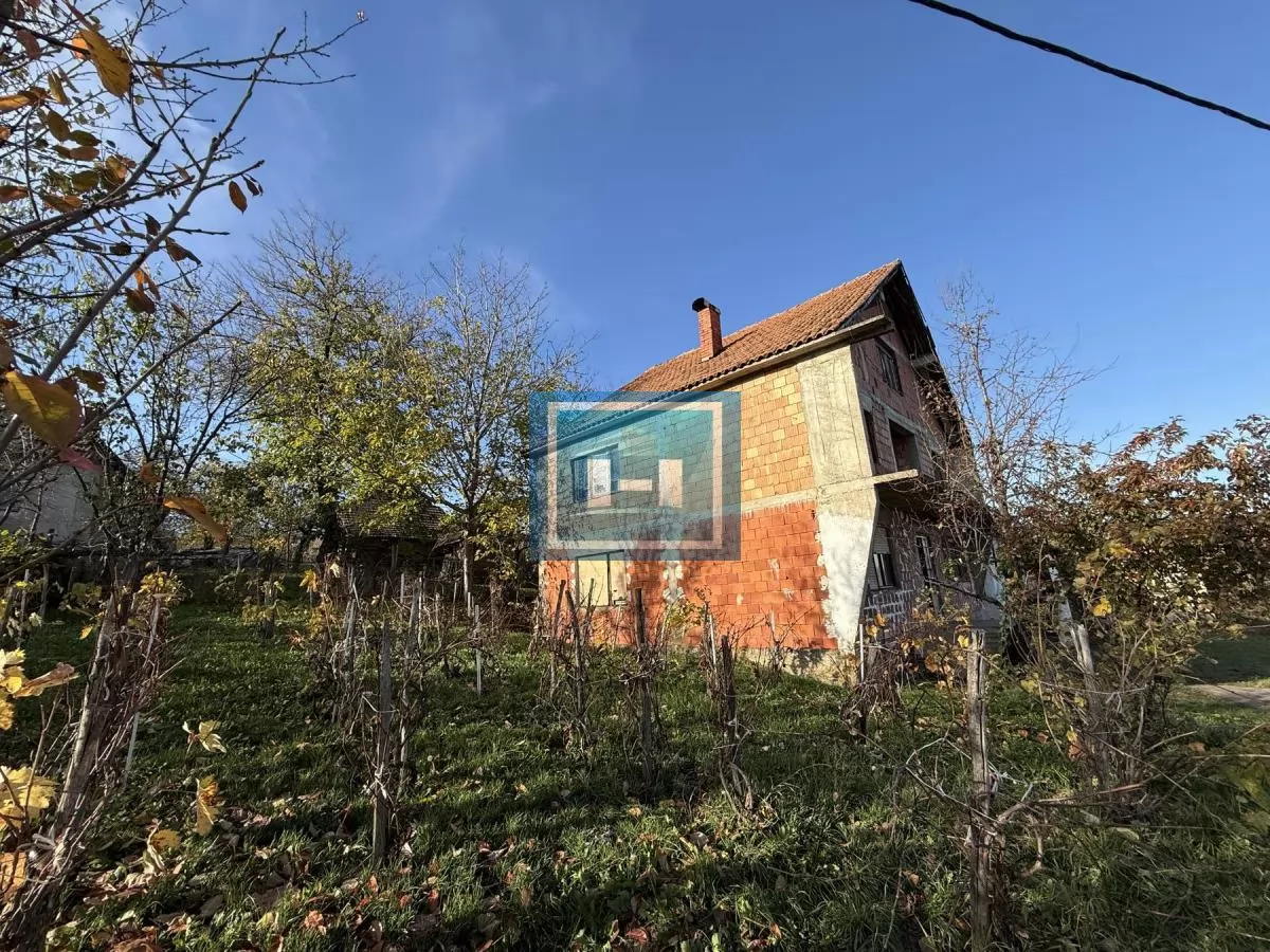 Na prodaju prostrano imanje u selu Crnče – idealno za život ili investiciju 13