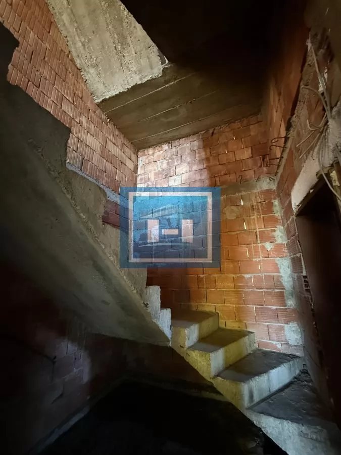 Na prodaju prostrano imanje u selu Crnče – idealno za život ili investiciju 28