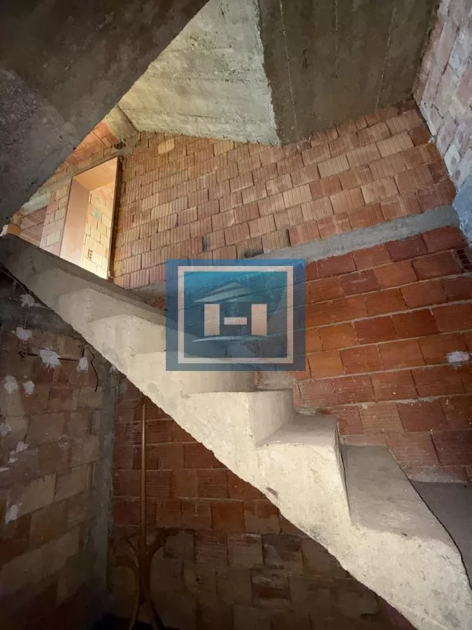 Na prodaju prostrano imanje u selu Crnče – idealno za život ili investiciju 30