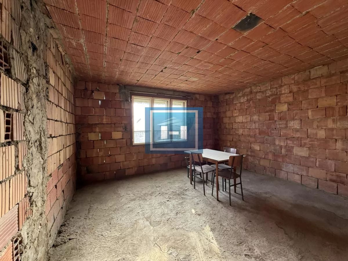 Na prodaju prostrano imanje u selu Crnče – idealno za život ili investiciju 34