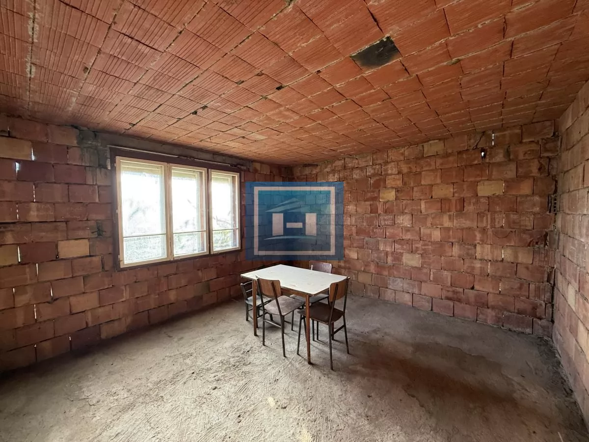 Na prodaju prostrano imanje u selu Crnče – idealno za život ili investiciju 35