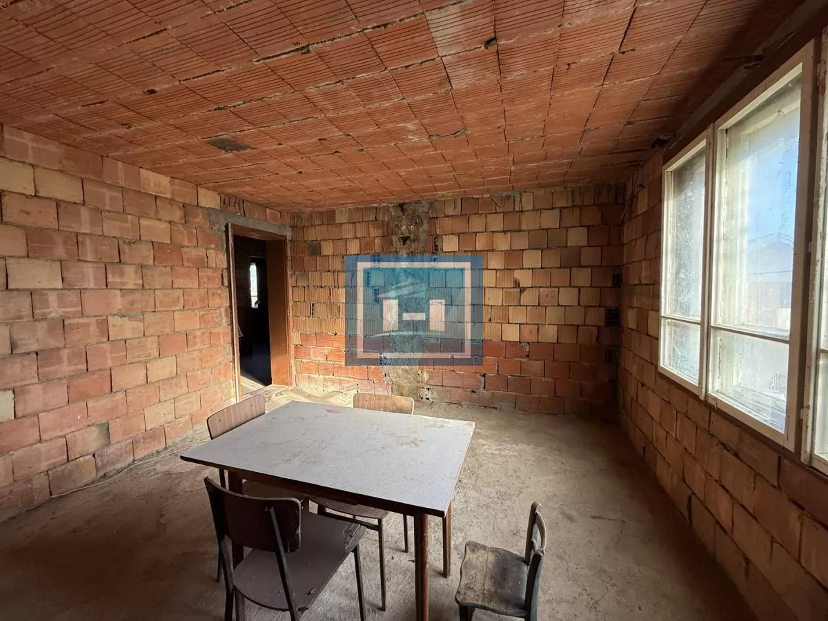 Na prodaju prostrano imanje u selu Crnče – idealno za život ili investiciju 36