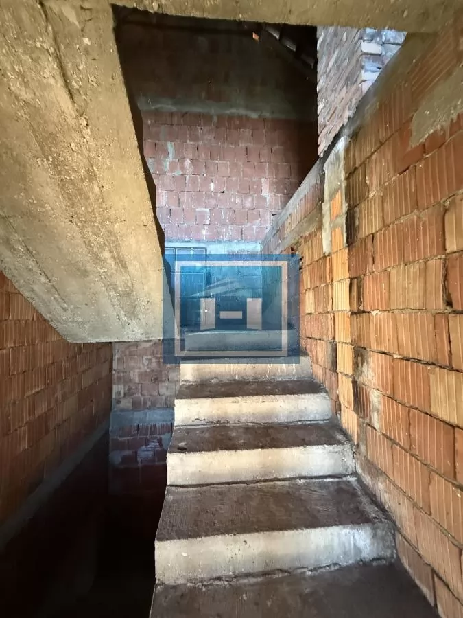 Na prodaju prostrano imanje u selu Crnče – idealno za život ili investiciju 37