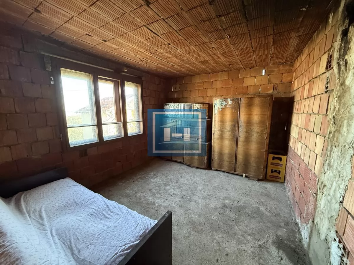 Na prodaju prostrano imanje u selu Crnče – idealno za život ili investiciju 38