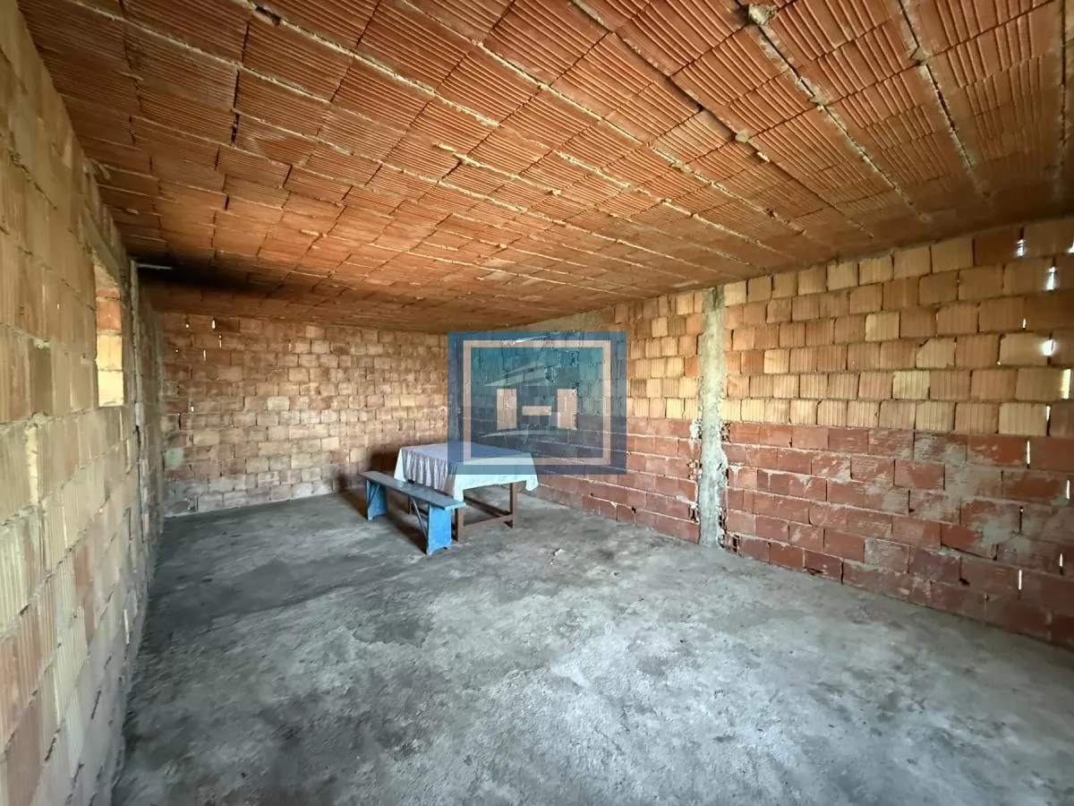 Na prodaju prostrano imanje u selu Crnče – idealno za život ili investiciju 40