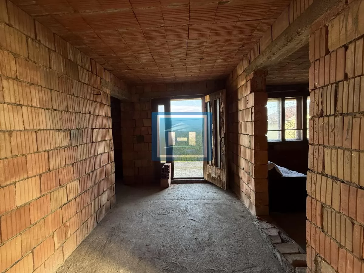 Na prodaju prostrano imanje u selu Crnče – idealno za život ili investiciju 44