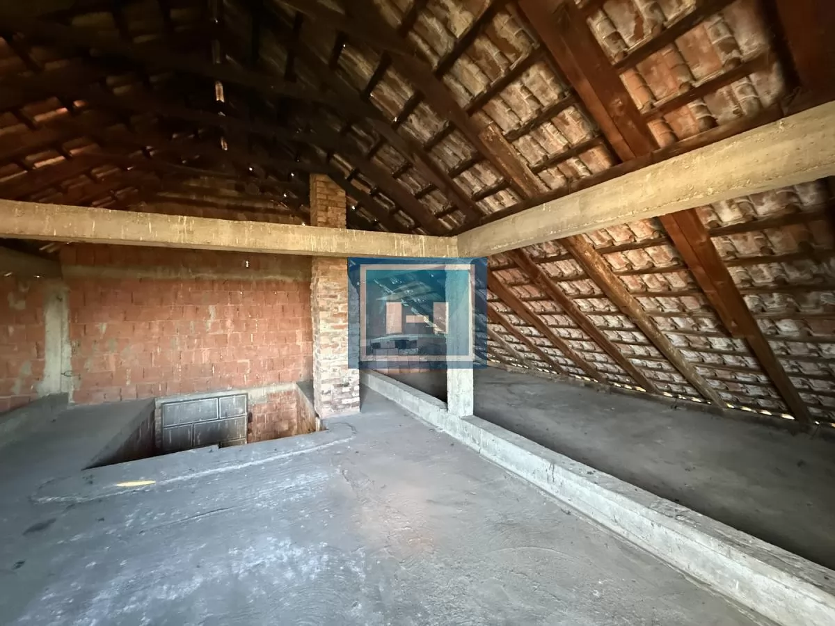 Na prodaju prostrano imanje u selu Crnče – idealno za život ili investiciju 49