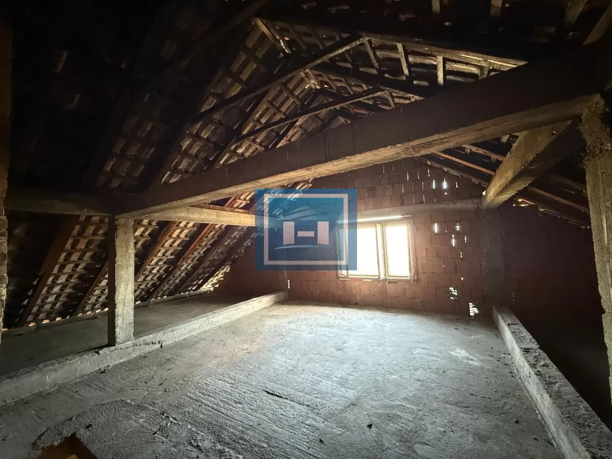 Na prodaju prostrano imanje u selu Crnče – idealno za život ili investiciju 50