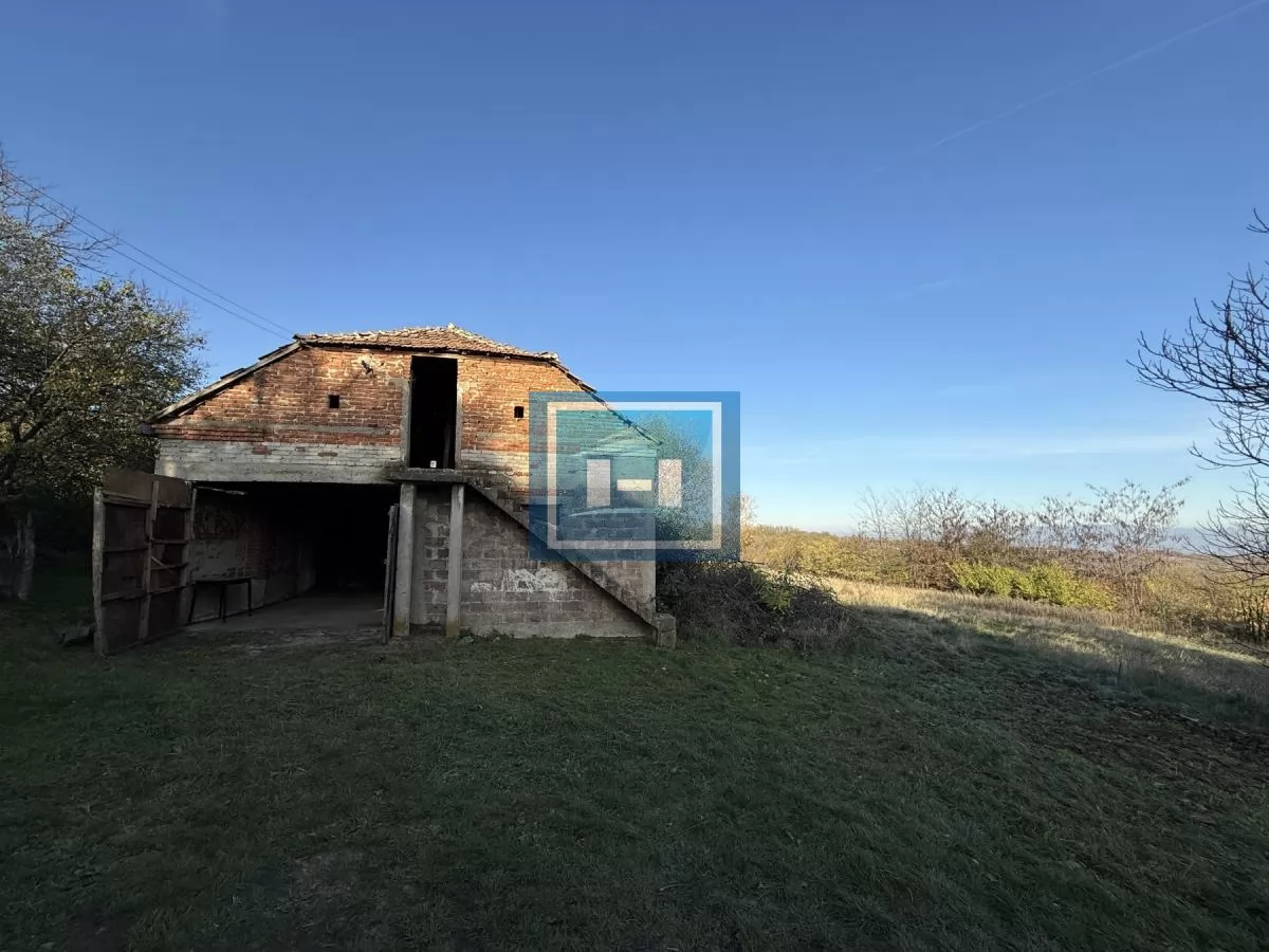 Na prodaju prostrano imanje u selu Crnče – idealno za život ili investiciju 52