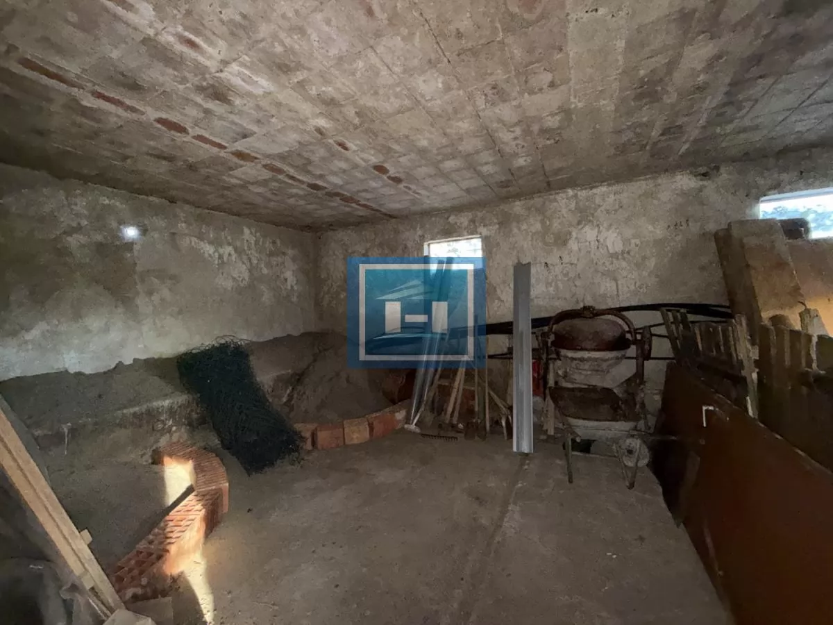 Na prodaju prostrano imanje u selu Crnče – idealno za život ili investiciju 57