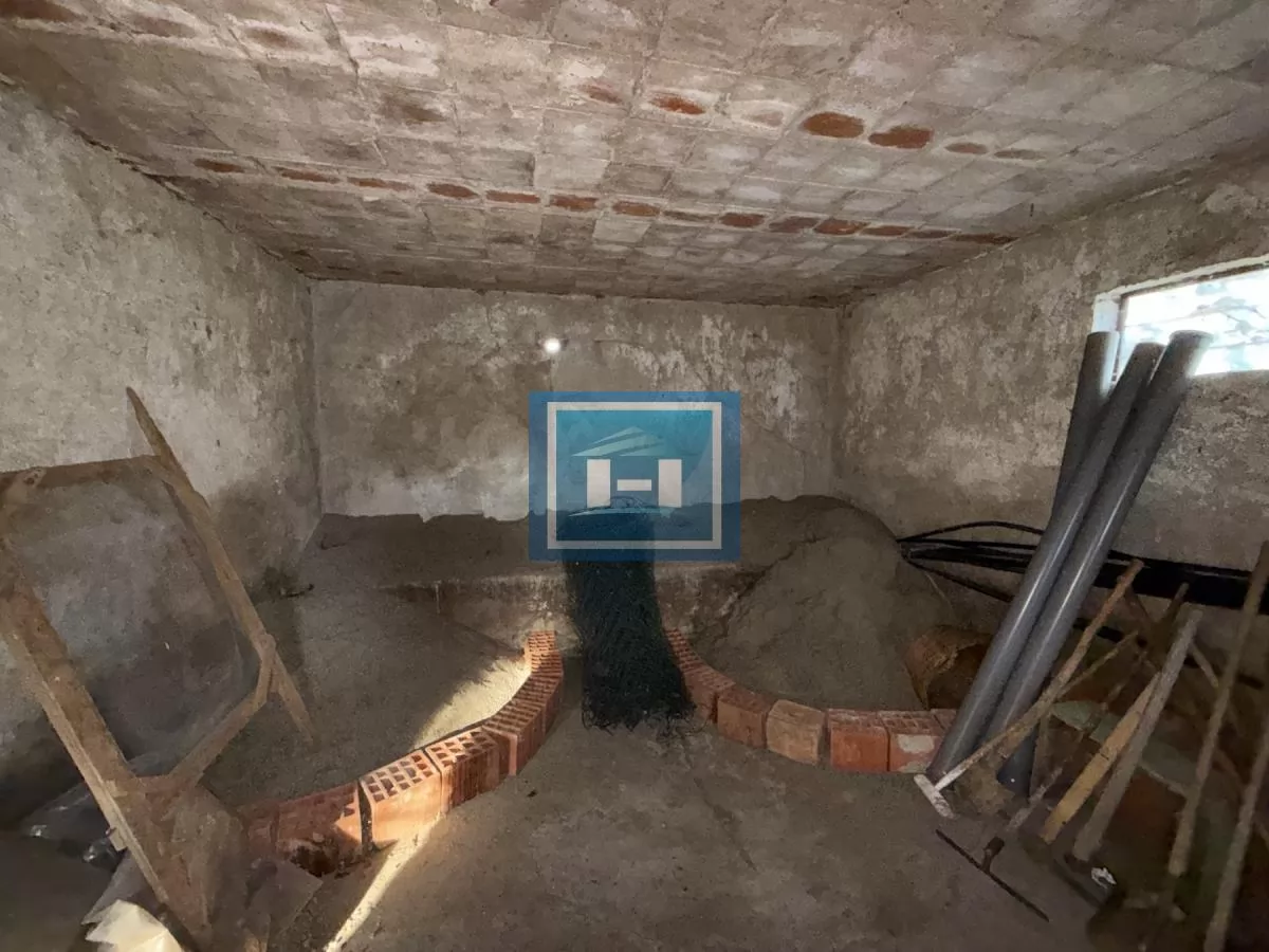 Na prodaju prostrano imanje u selu Crnče – idealno za život ili investiciju 60