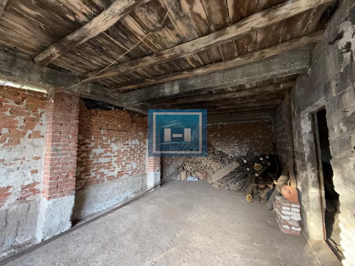 Na prodaju prostrano imanje u selu Crnče – idealno za život ili investiciju 61