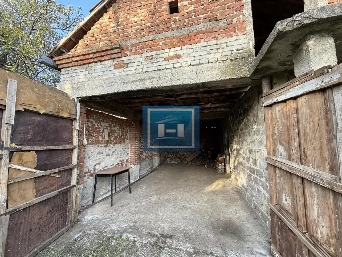 Na prodaju prostrano imanje u selu Crnče – idealno za život ili investiciju 62