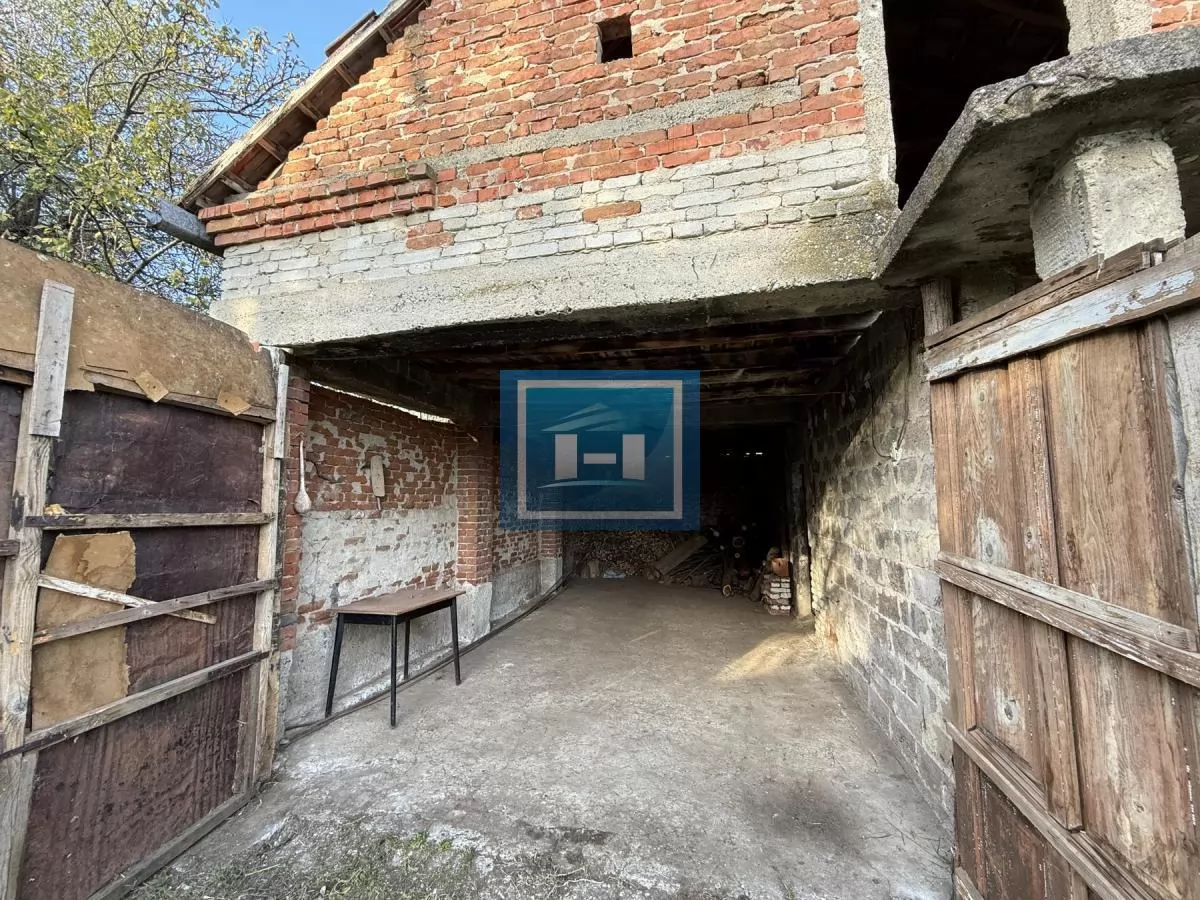 Na prodaju prostrano imanje u selu Crnče – idealno za život ili investiciju 63