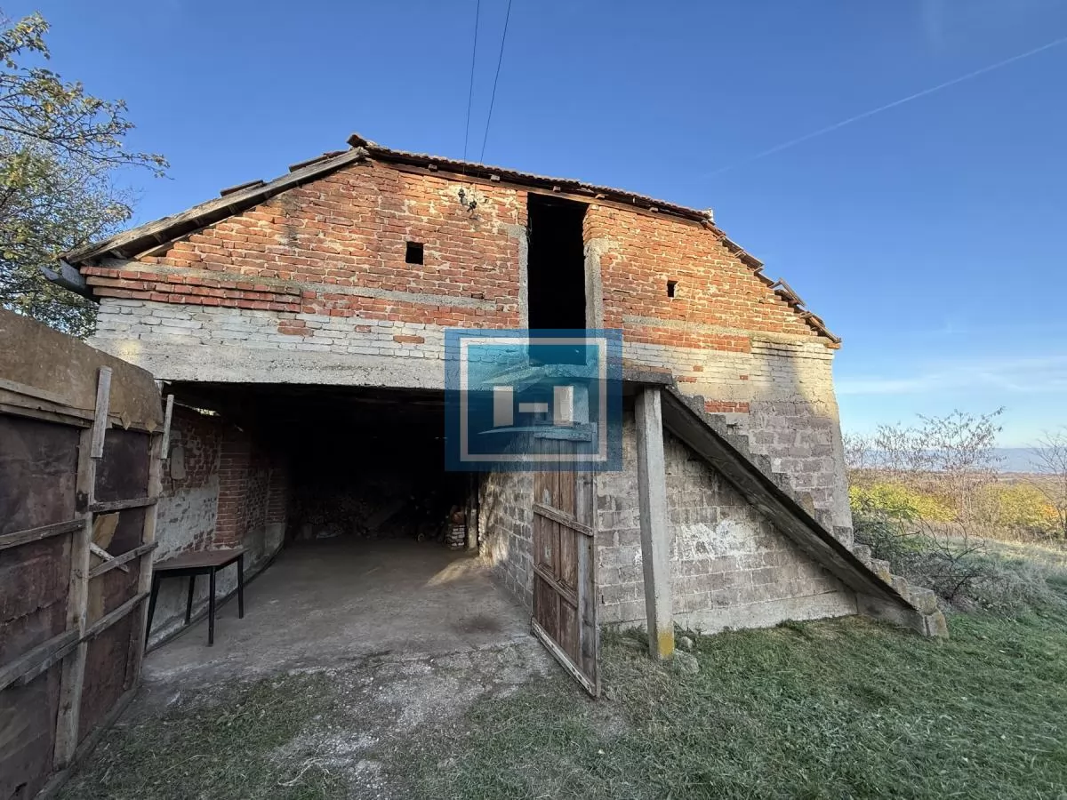 Na prodaju prostrano imanje u selu Crnče – idealno za život ili investiciju 64