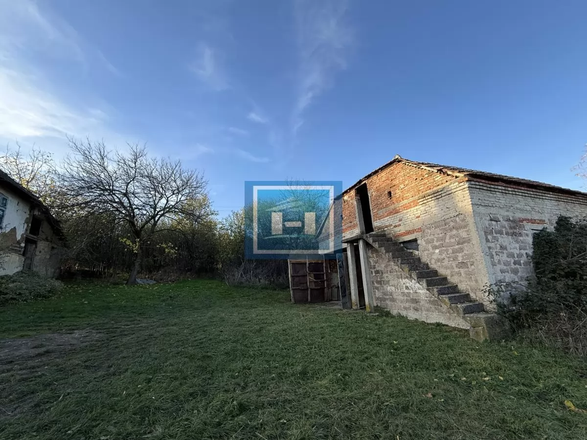 Na prodaju prostrano imanje u selu Crnče – idealno za život ili investiciju 76