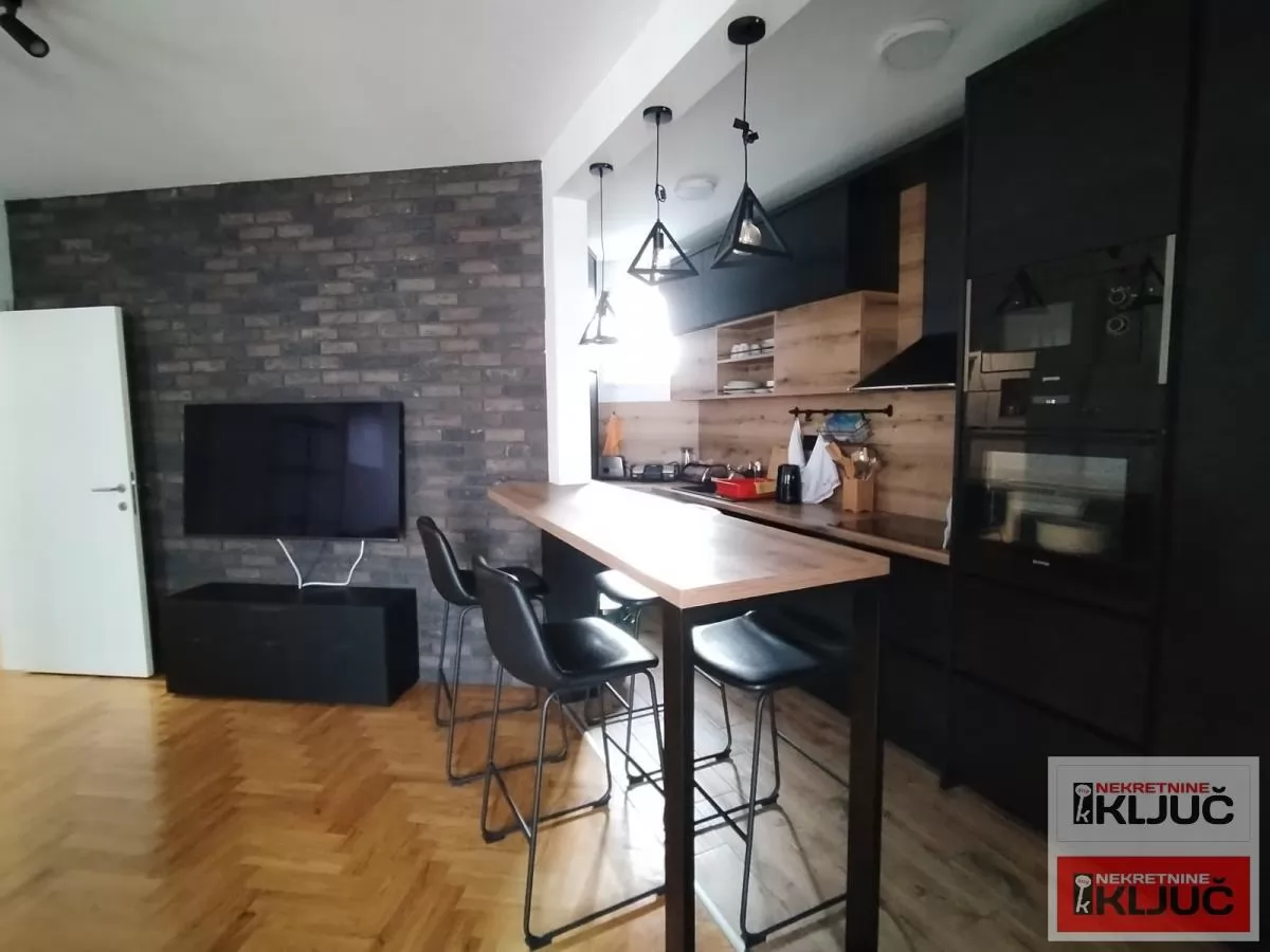 BULEVAR PATRIJARHA PAVLA IZDAJE SE TROSOBAN MODERNO OPREMLJEN STAN 6