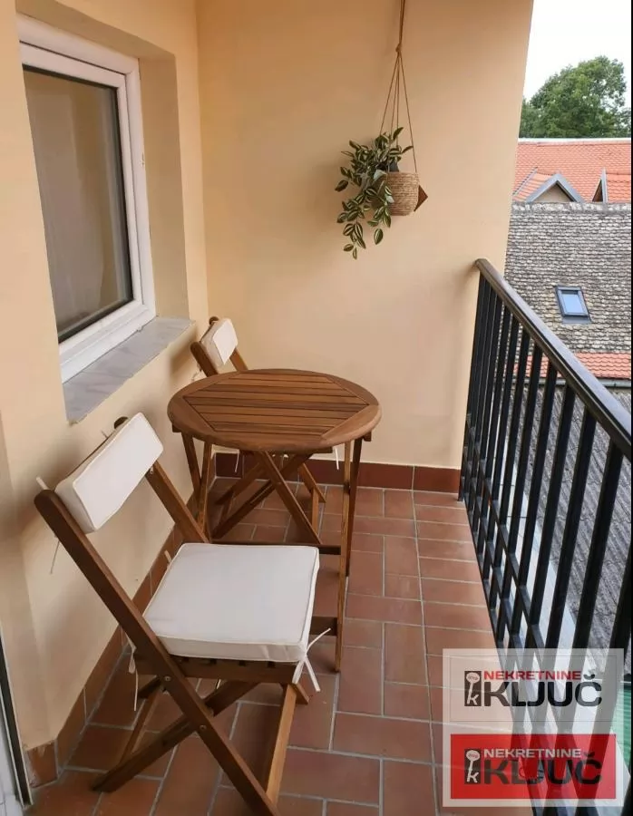 CENTAR IZDAJE SE JEDNOIPOSOBAN NAMEŠTEN STAN 12