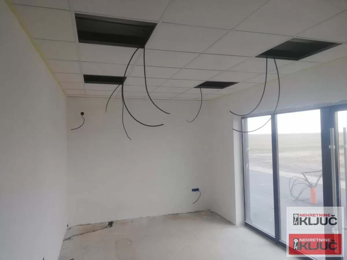 RUMENKA IZDAJE SE NOVA  VIŠENAMENSKA HALA 6