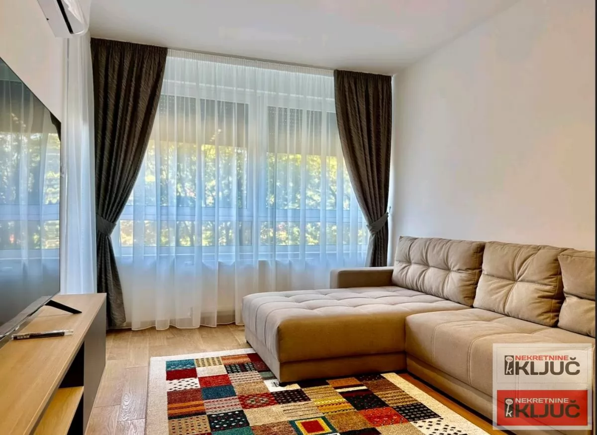 SPENS IZDAJE SE JEDNOIPOSOBAN MODERNO OPREMLJEN STAN SA GARAŽNIM MESTOM 12