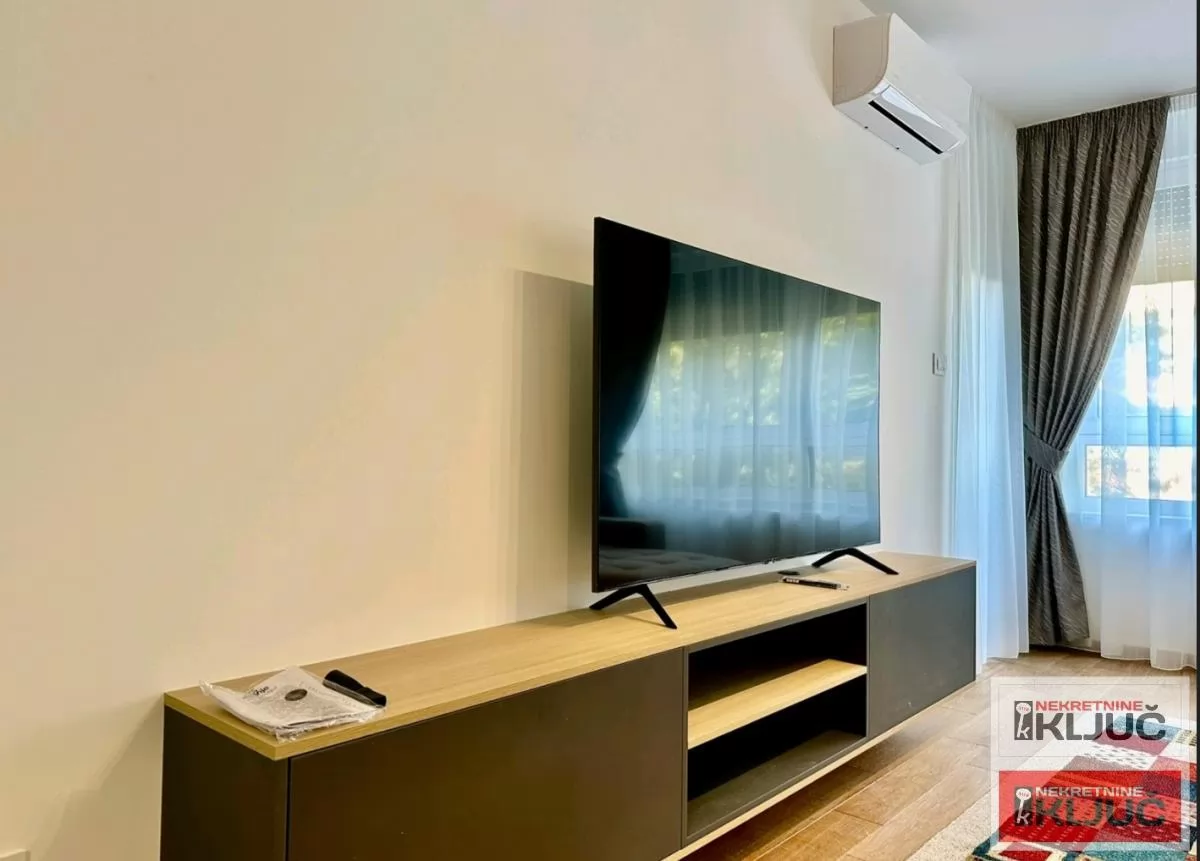 SPENS IZDAJE SE JEDNOIPOSOBAN MODERNO OPREMLJEN STAN SA GARAŽNIM MESTOM 13