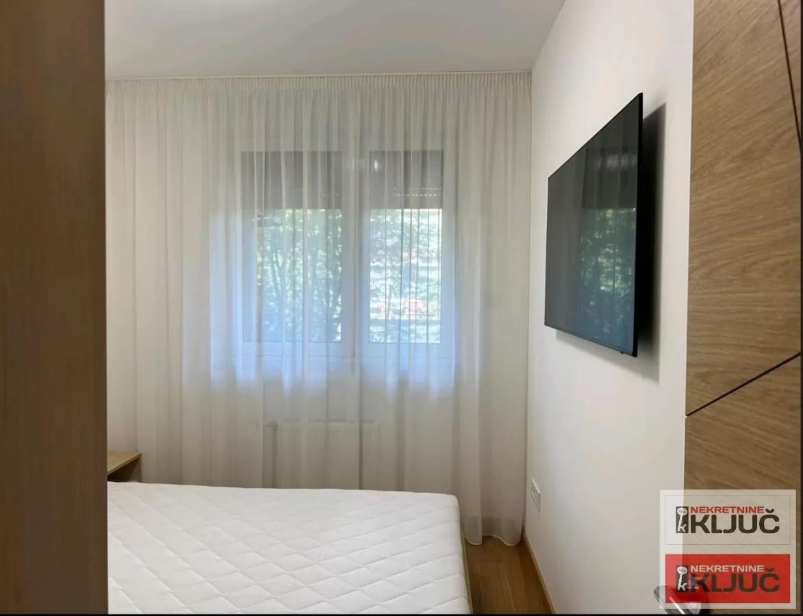 SPENS IZDAJE SE JEDNOIPOSOBAN MODERNO OPREMLJEN STAN SA GARAŽNIM MESTOM 21