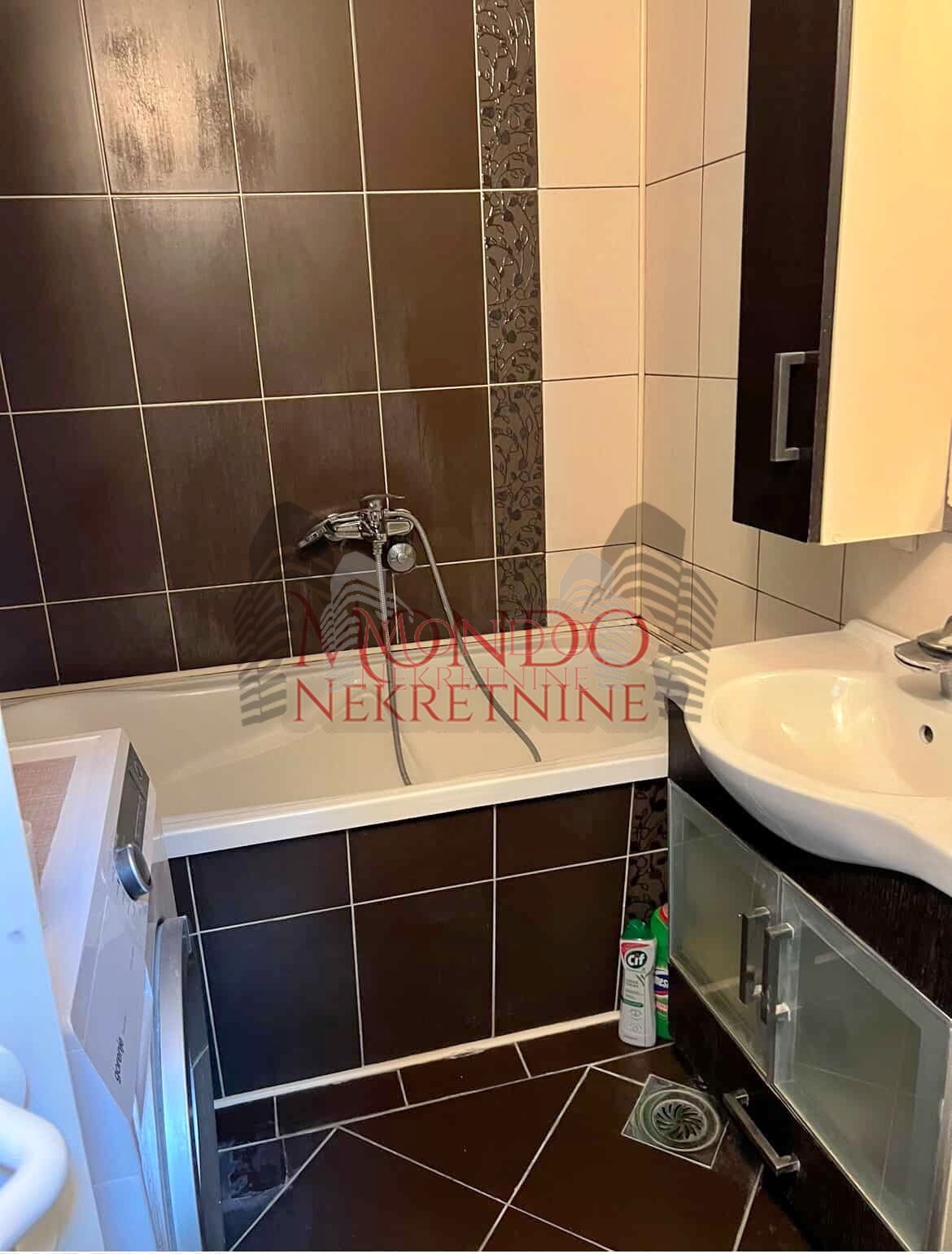 Trosoban stan u Duvaništu 10