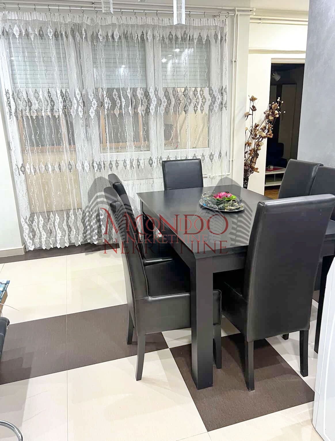 Trosoban stan u Duvaništu 4