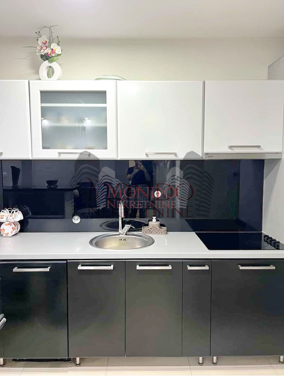 Trosoban stan u Duvaništu 6