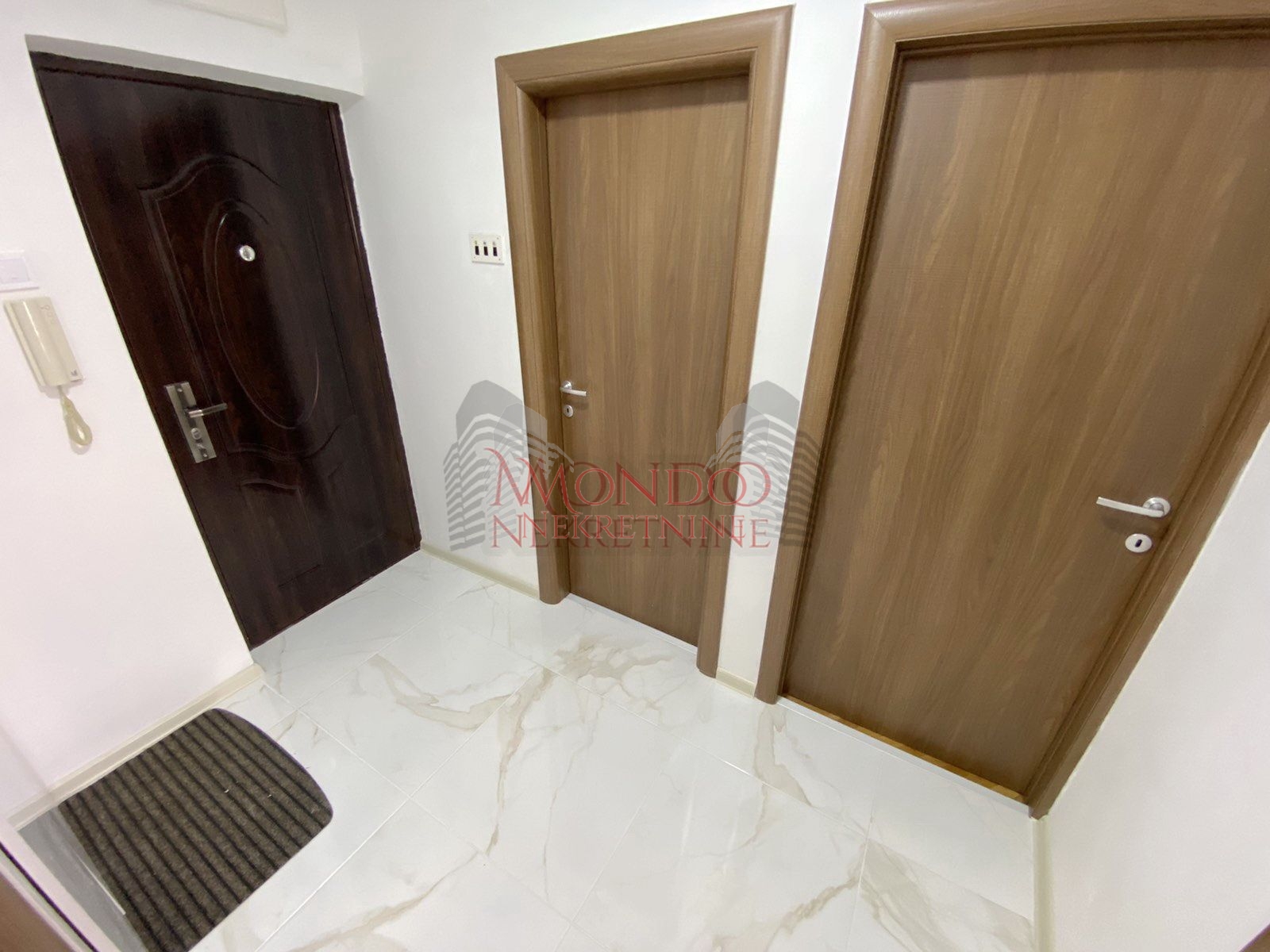 Dvosoban renoviran stan u blizini parka Cair, preko puta Klinickog 9