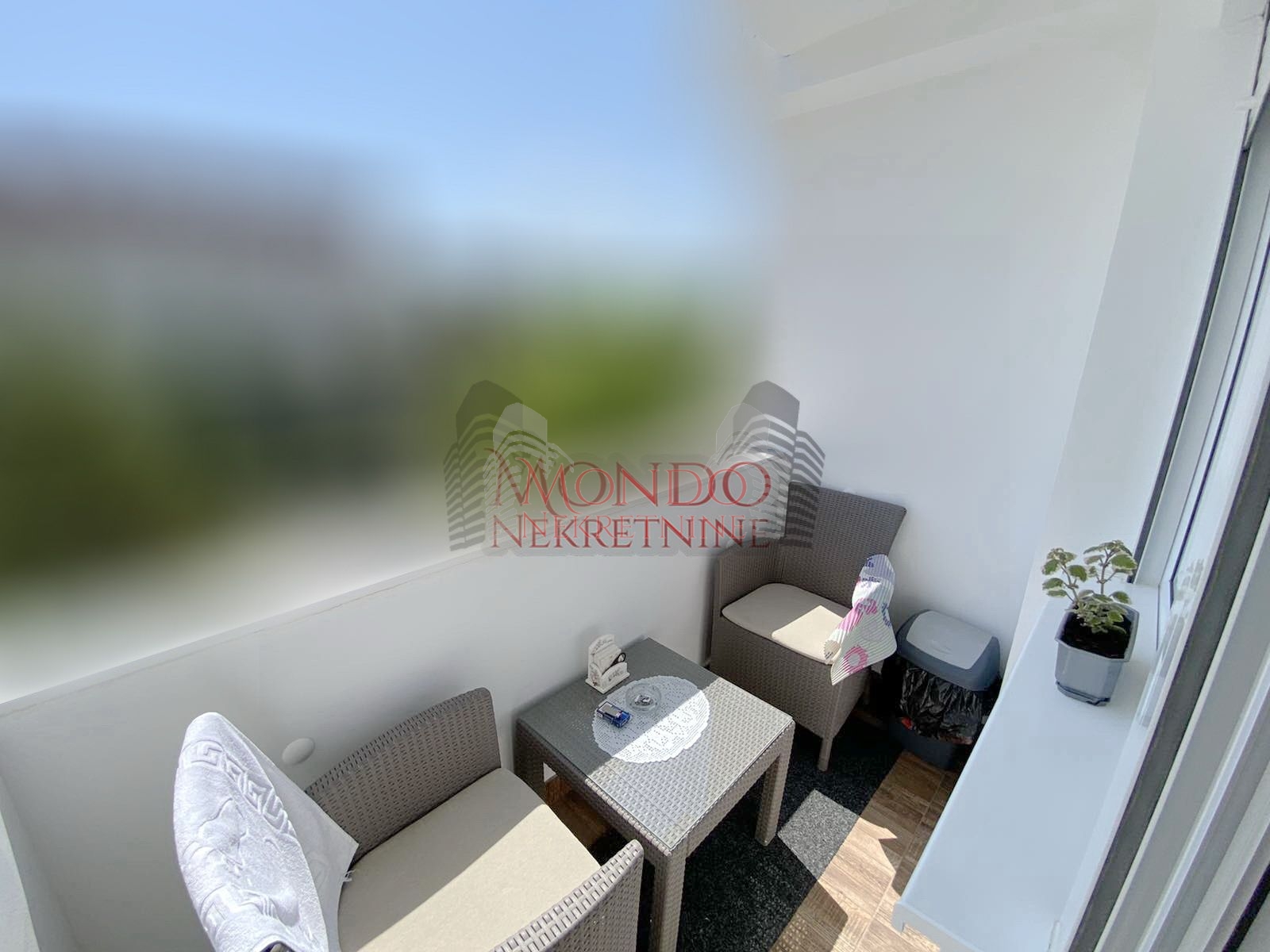 Dvosoban renoviran stan u blizini parka Cair, preko puta Klinickog 10