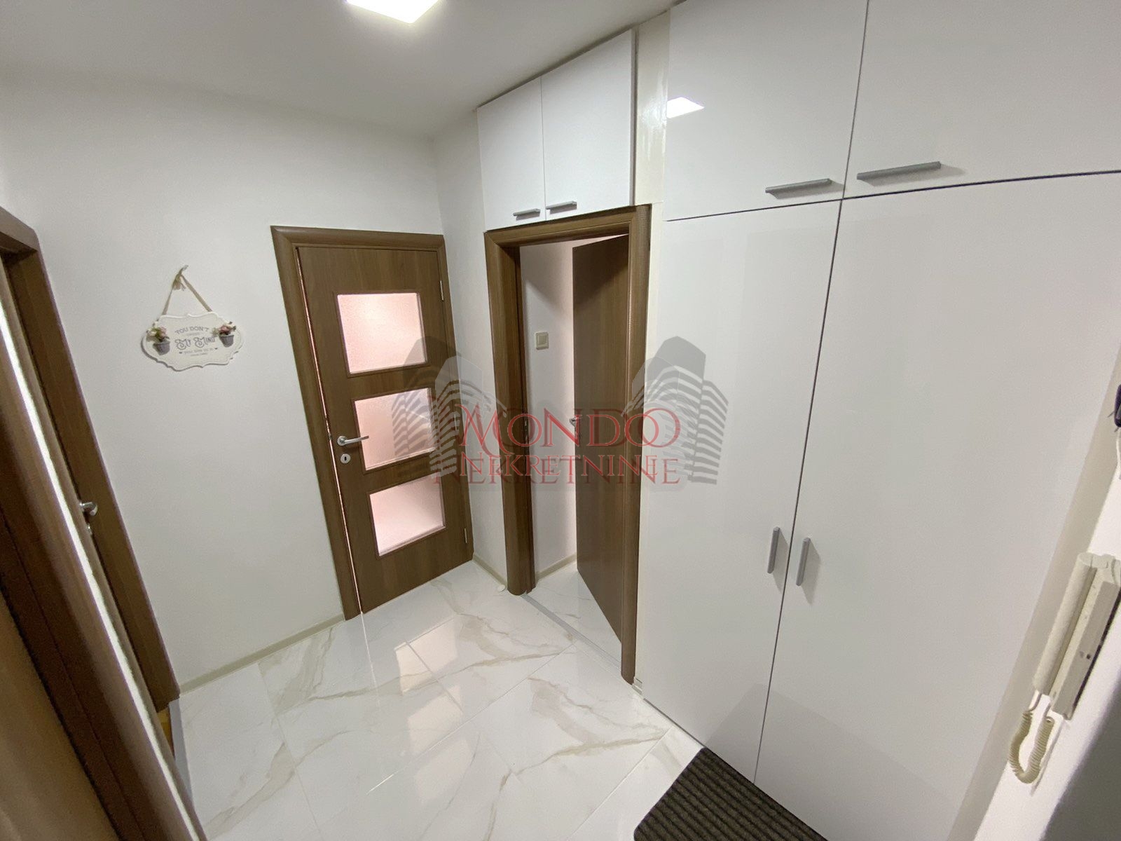 Dvosoban renoviran stan u blizini parka Cair, preko puta Klinickog 8