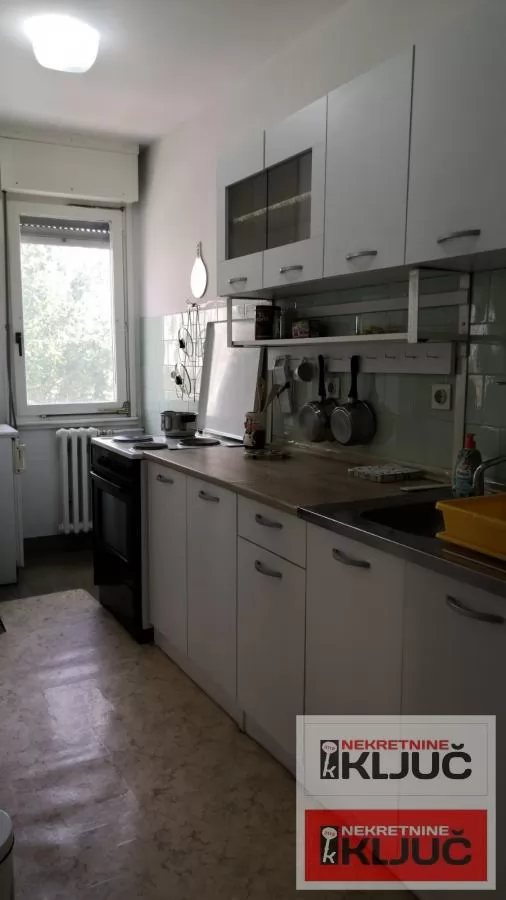 Izdaje se dvosoban stan na Sajmu 4