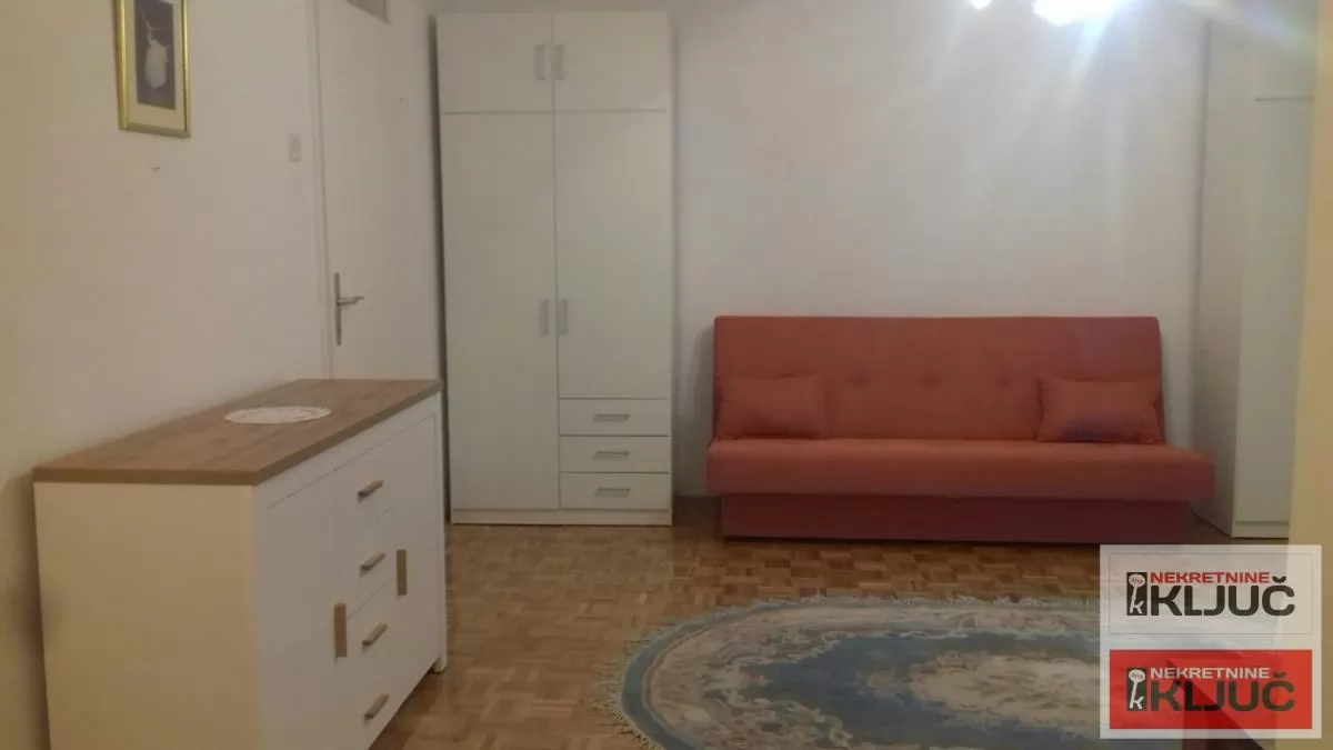 Izdaje se dvosoban stan na Sajmu 7