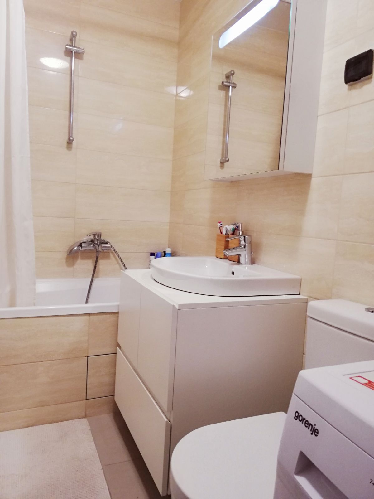 Izdavanje stanova A blok Dvosoban lux stan 8