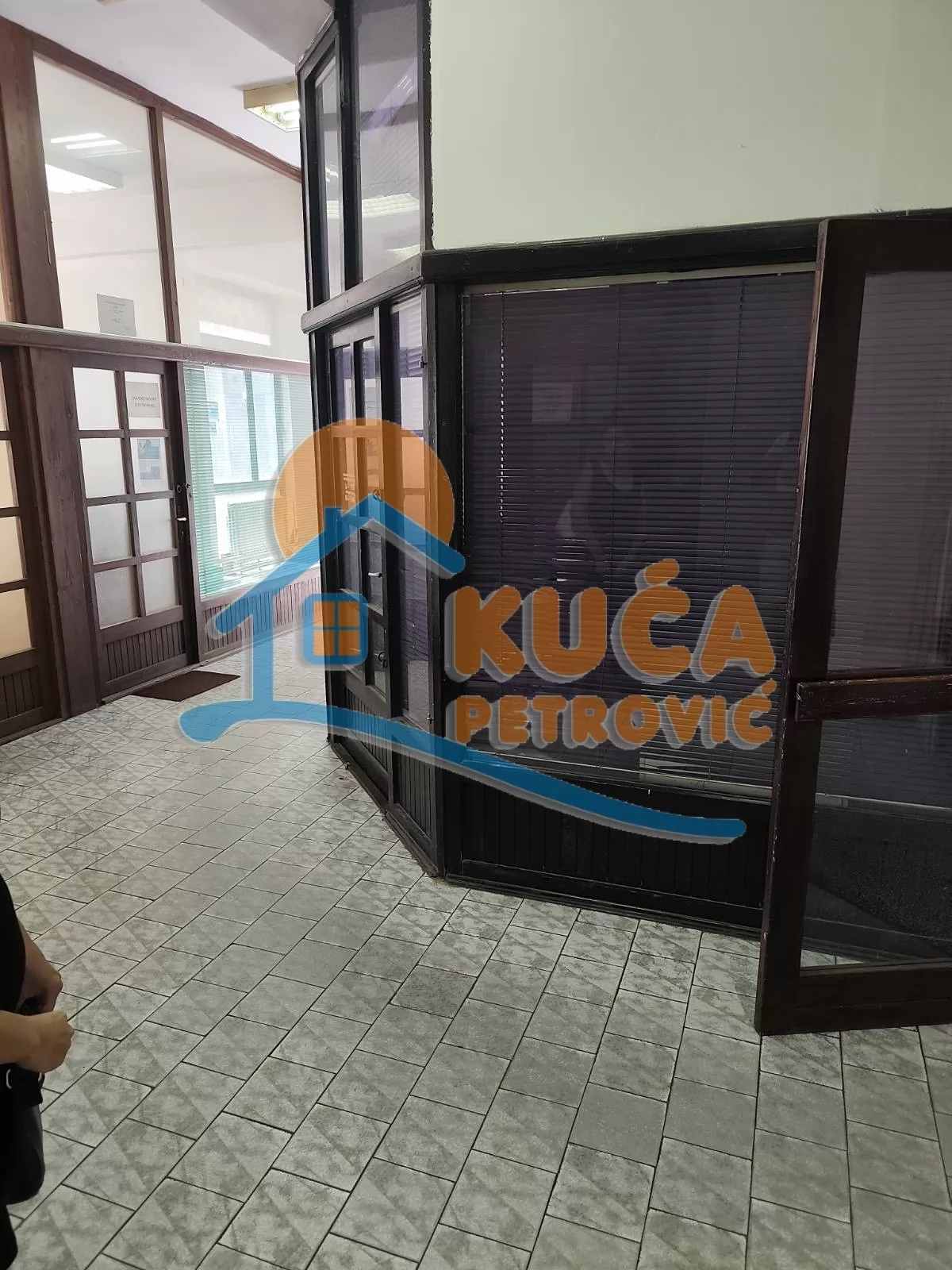 Lokal, 16 m2, Trg revolucije ID: i-015320 1