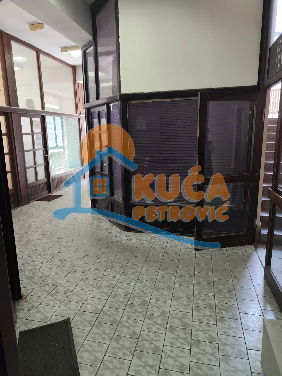 Lokal, 16 m2, Trg revolucije ID: i-015320 2