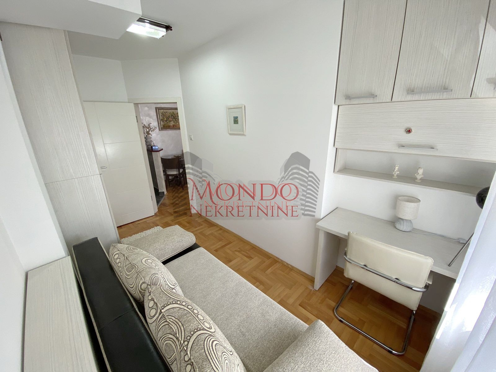 Izdaje se jednoiposoban stan na keju u novoj zgradi sa garazom 6