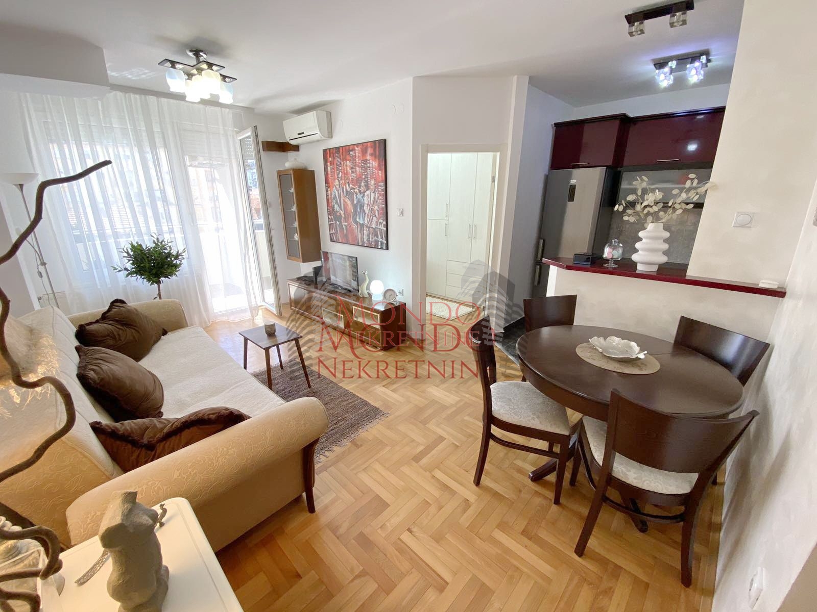 Izdaje se jednoiposoban stan na keju u novoj zgradi sa garazom 2