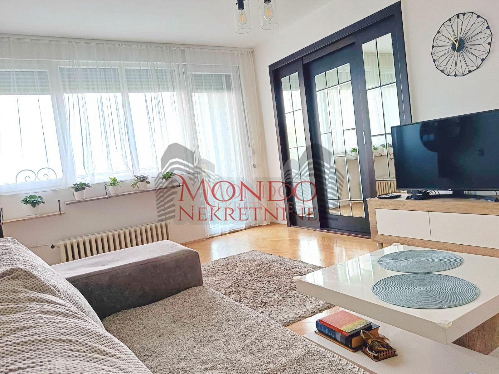 Trosoban stan kod Doma zdravlja 2