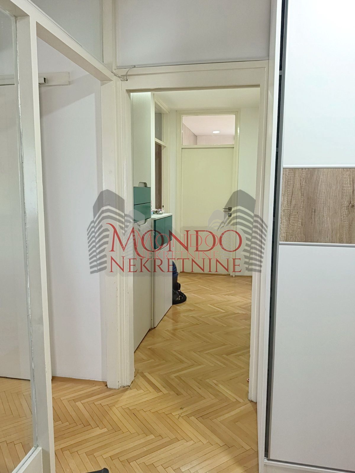 Trosoban stan kod Doma zdravlja 12