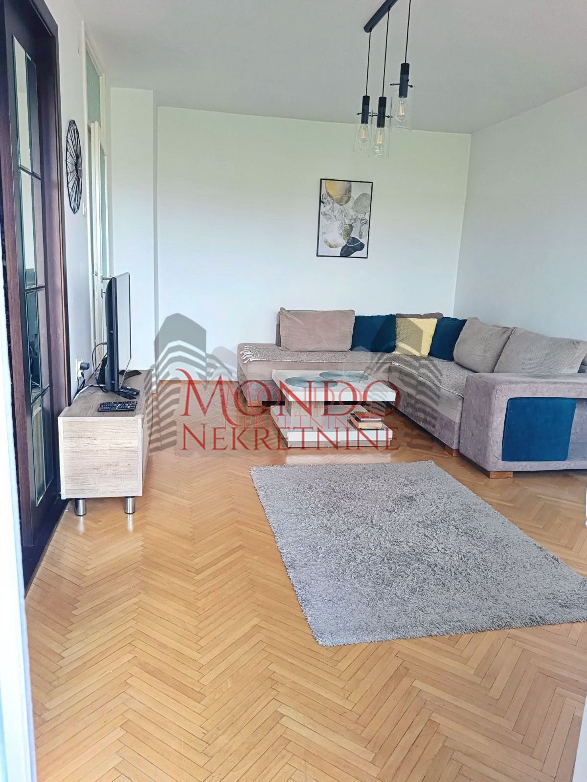 Trosoban stan kod Doma zdravlja 1