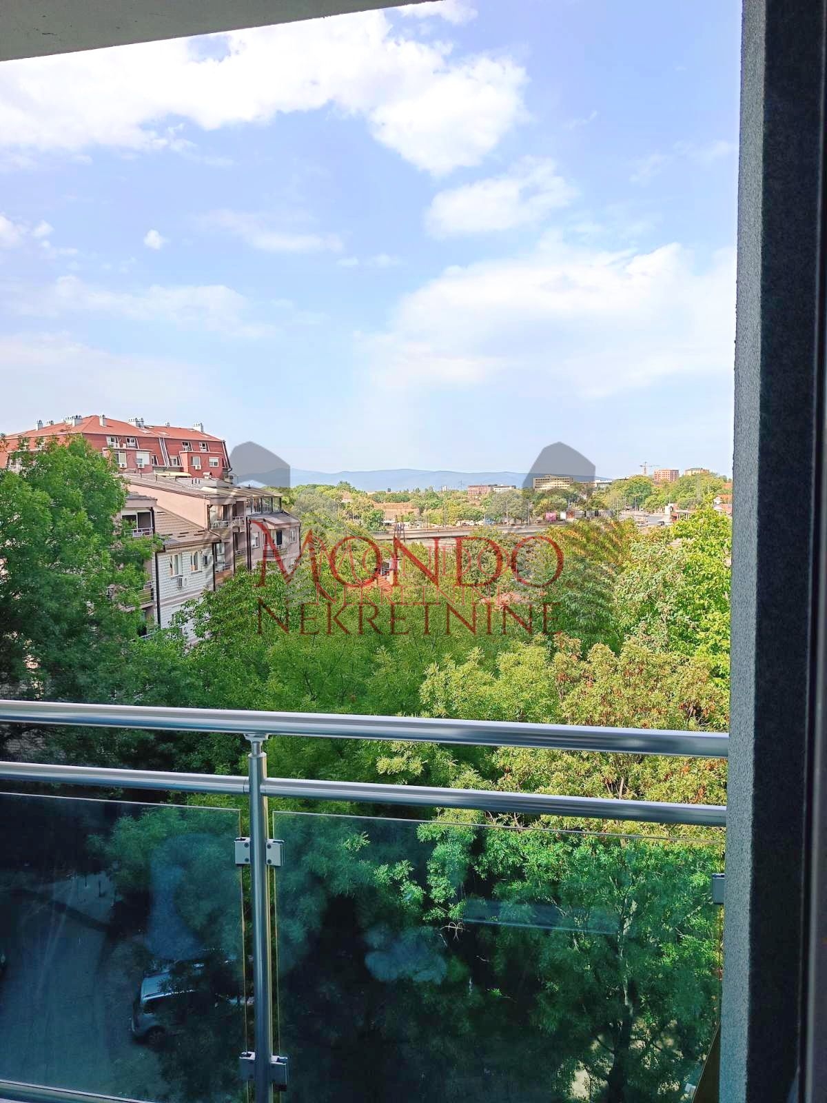 Trosoban stan kod Doma zdravlja 13