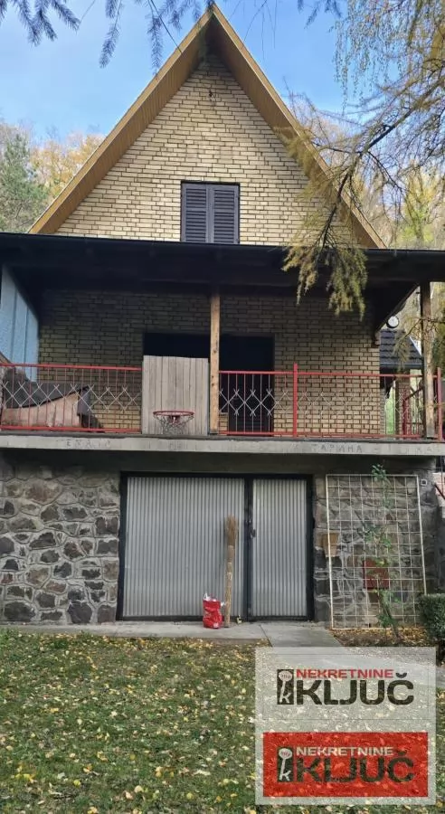 RAKOVAC, Vikendica 63m2 na placu 1400m2 1