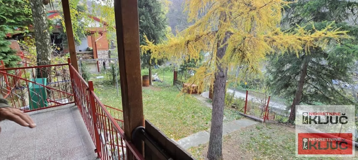 RAKOVAC, Vikendica 63m2 na placu 1400m2 47