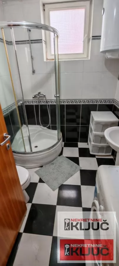 Izdaje se garsonjera u blizini Spensa 8